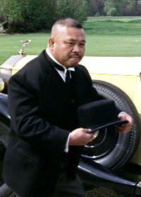 Oddjob throws his hat at a statue